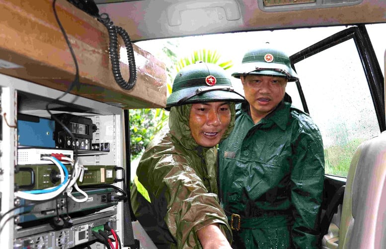 Memperindah citra prajurit Paman Ho di hati masyarakat di wilayah terdampak banjir - Foto 3. Tô thắm hình ảnh Bộ đội Cụ Hồ trong lòng nhân dân vùng lũ- Ảnh 3.