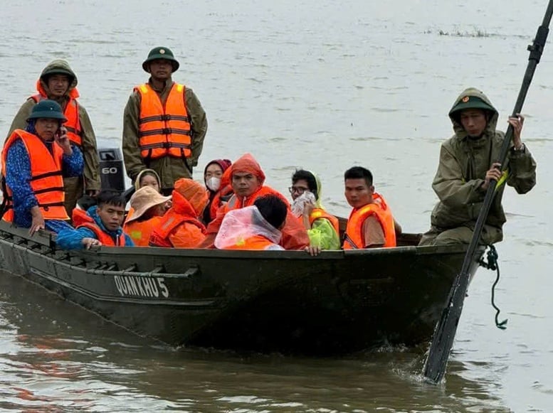 Memperindah citra prajurit Paman Ho di hati masyarakat di wilayah terdampak banjir - Foto 5. Tô thắm hình ảnh Bộ đội Cụ Hồ trong lòng nhân dân vùng lũ- Ảnh 5.