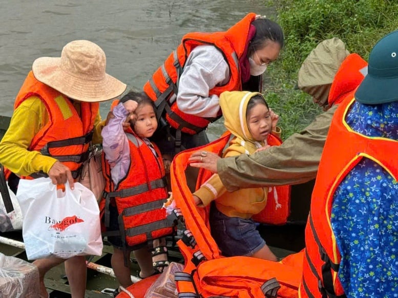 Memperindah citra prajurit Paman Ho di hati masyarakat di wilayah terdampak banjir - Foto 6. Tô thắm hình ảnh Bộ đội Cụ Hồ trong lòng nhân dân vùng lũ- Ảnh 6.