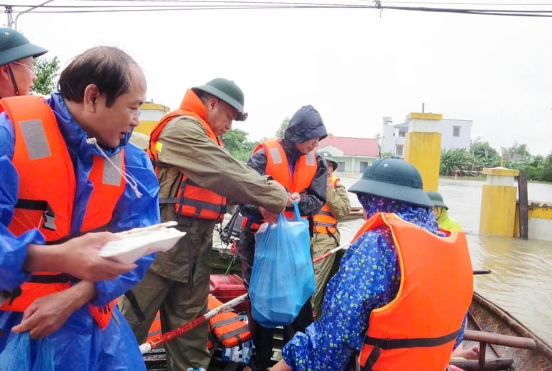 Memperindah citra prajurit Paman Ho di hati masyarakat di wilayah terdampak banjir - Foto 7. Tô thắm hình ảnh Bộ đội Cụ Hồ trong lòng nhân dân vùng lũ- Ảnh 7.