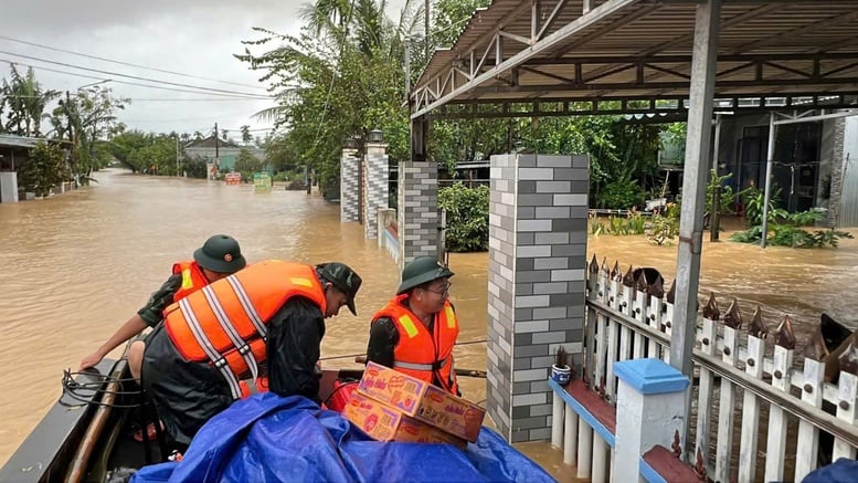 Memperindah citra prajurit Paman Ho di hati masyarakat di wilayah terdampak banjir - Foto 8. Tô thắm hình ảnh Bộ đội Cụ Hồ trong lòng nhân dân vùng lũ- Ảnh 8.