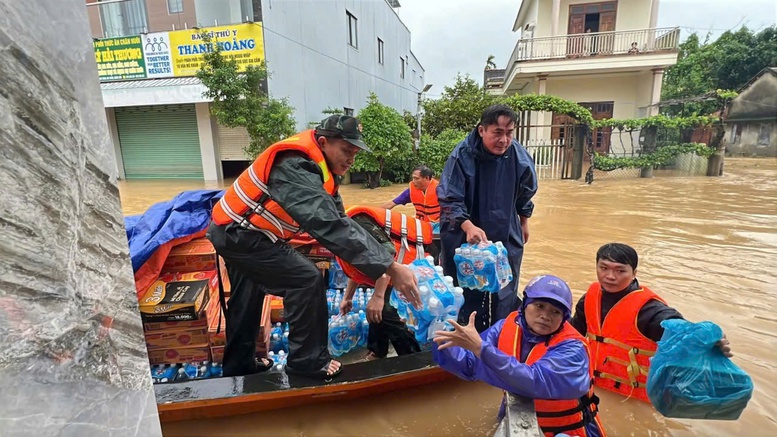 Memperindah citra prajurit Paman Ho di hati masyarakat di wilayah terdampak banjir - Foto 9. Tô thắm hình ảnh Bộ đội Cụ Hồ trong lòng nhân dân vùng lũ- Ảnh 9.