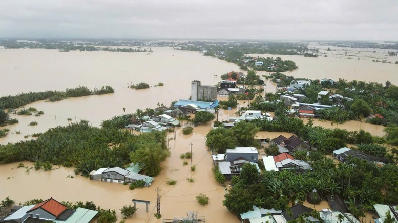 Memperindah citra prajurit Paman Ho di hati masyarakat di wilayah terdampak banjir - Foto 10. Tô thắm hình ảnh Bộ đội Cụ Hồ trong lòng nhân dân vùng lũ- Ảnh 10.