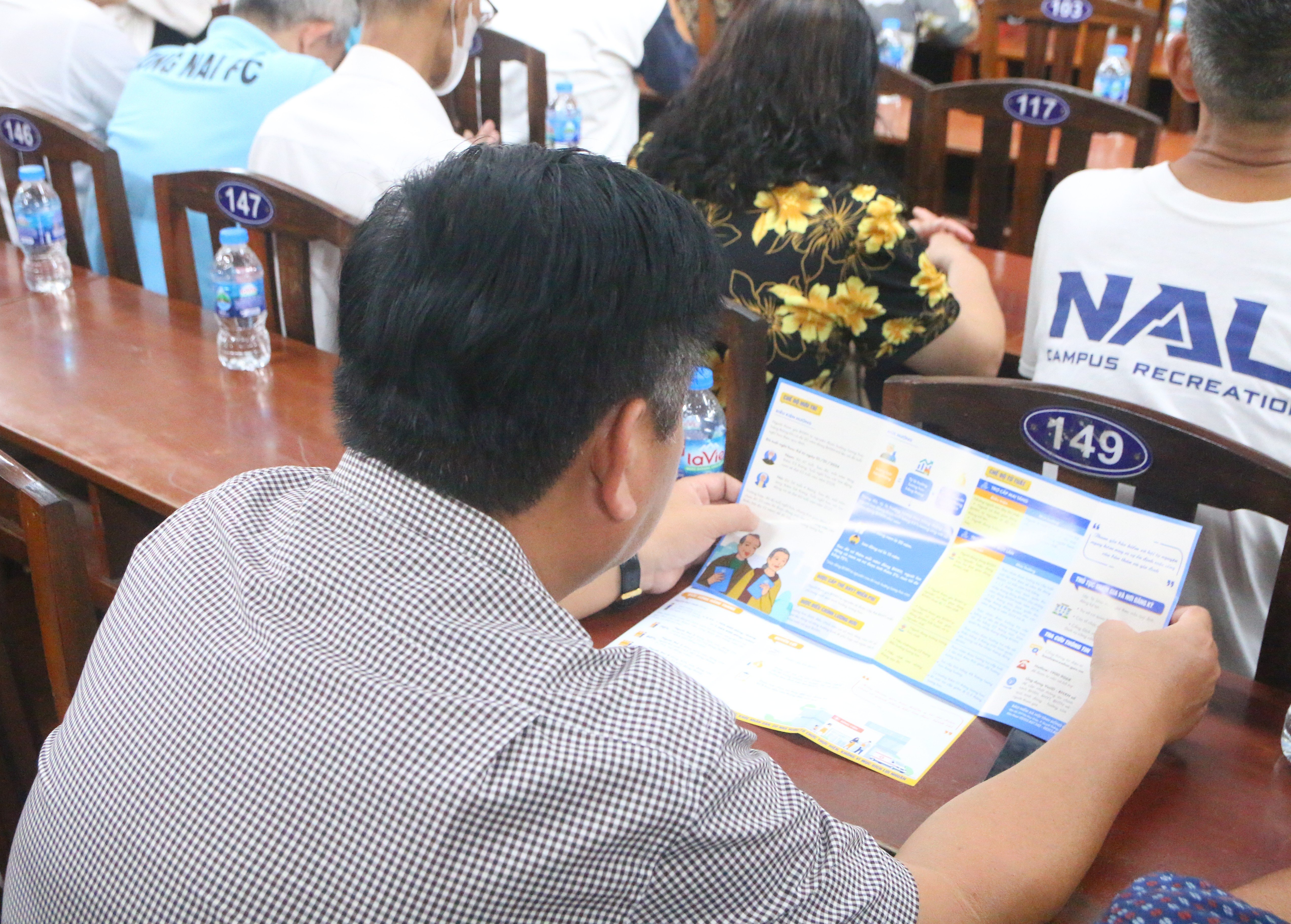 Mensen leren over de voordelen van deelname aan sociale verzekeringen en ziektekostenverzekeringen op de conferentie over het ontwikkelen van verzekeringsdeelnemers, georganiseerd door Dong Nai Social Insurance in de wijk Tran Bien. Foto: Hanh Dung