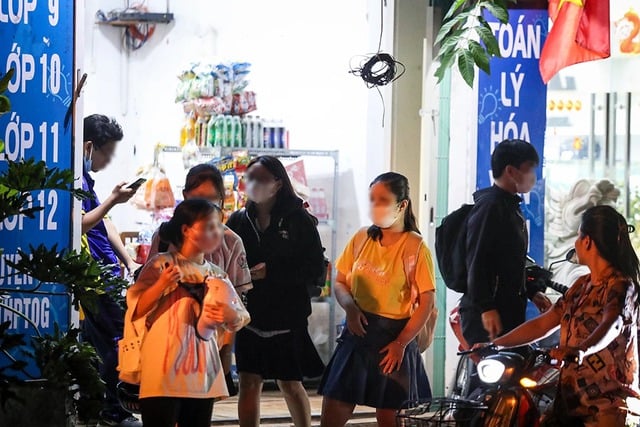 Quan điểm trái chiều về dạy thêm học thêm, Sở GD-ĐT TP.HCM lấy ý kiến  - Ảnh 1.