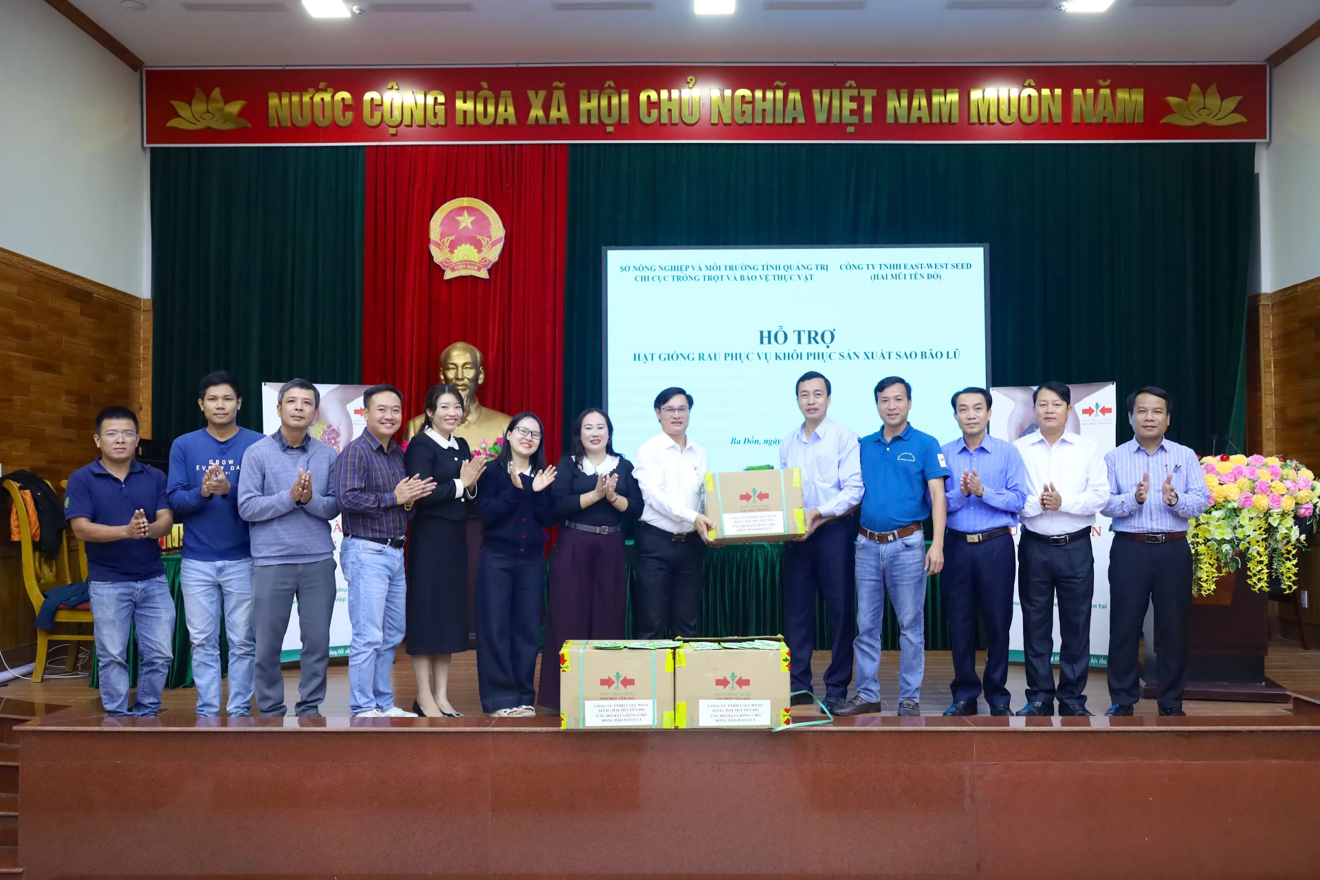 اداره کشت و حفاظت از گیاهان استان کوانگ تری با شرکت های موی تن دو لیمیتد برای حمایت از بذر سبزیجات زمستانی برای کشاورزان در بخش با دان همکاری کرد.