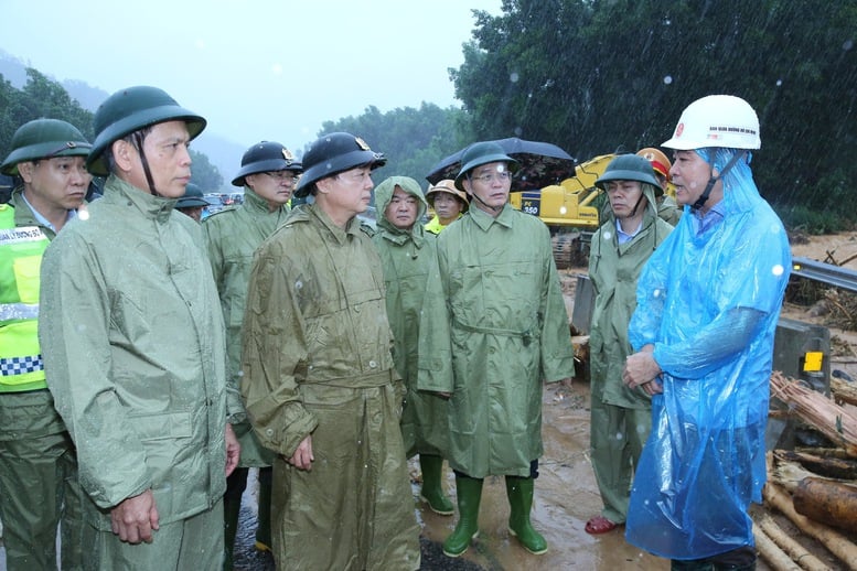 쩐 홍 하 부총리가 라선-호아리엔 고속도로 산사태 복구 작업을 점검하고 지시하고 있다 - 사진 1. Phó Thủ tướng Trần Hồng Hà kiểm tra và chỉ đạo khắc phục sạt lở trên tuyến cao tốc La Sơn – Hòa Liên- Ảnh 1.