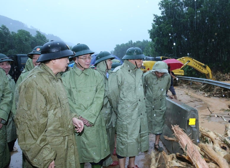 쩐 홍 하 부총리가 라선-호아리엔 고속도로 산사태 복구 작업을 점검하고 지시했습니다. - 사진 2. Phó Thủ tướng Trần Hồng Hà kiểm tra và chỉ đạo khắc phục sạt lở trên tuyến cao tốc La Sơn – Hòa Liên- Ảnh 2.