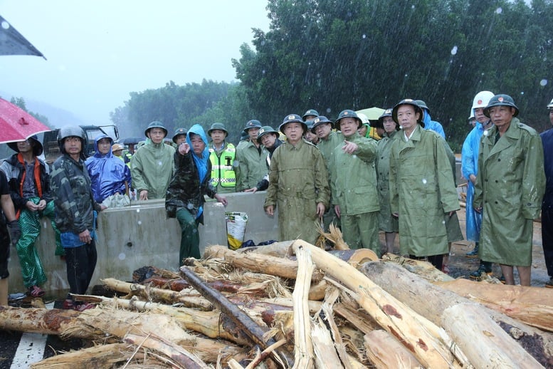 쩐 홍 하 부총리가 라선-호아리엔 고속도로 산사태 복구 작업을 점검하고 지시했습니다. - 사진 3. Phó Thủ tướng Trần Hồng Hà kiểm tra và chỉ đạo khắc phục sạt lở trên tuyến cao tốc La Sơn – Hòa Liên- Ảnh 3.