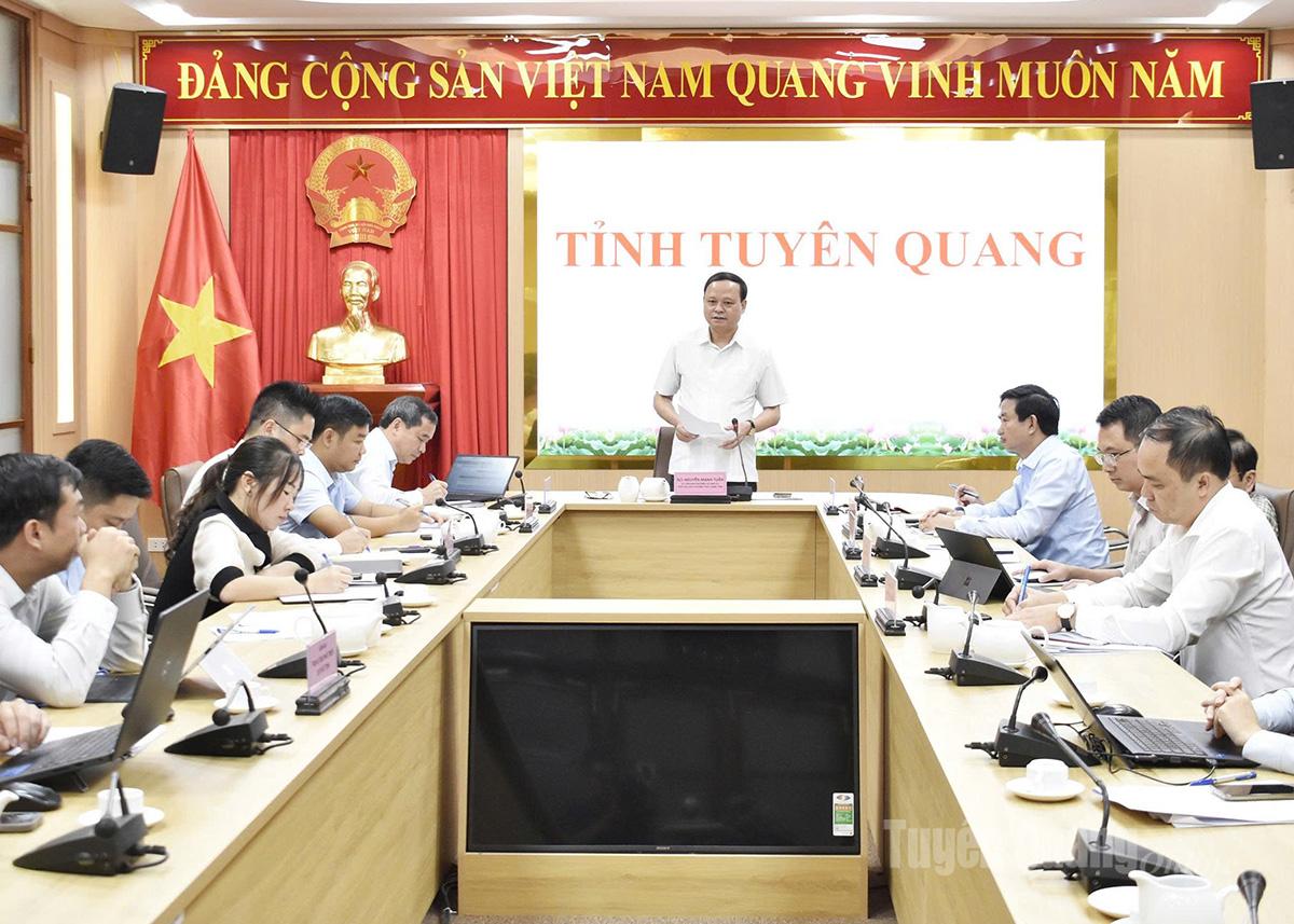 សមមិត្ត Nguyen Manh Tuan សមាជិកគណៈកម្មាធិការអចិន្ត្រៃយ៍បក្សខេត្ត អនុប្រធានអចិន្ត្រៃយ៍នៃគណៈកម្មាធិការប្រជាជនខេត្តបានថ្លែងសុន្ទរកថាបញ្ចប់នៅសម័យប្រជុំ។