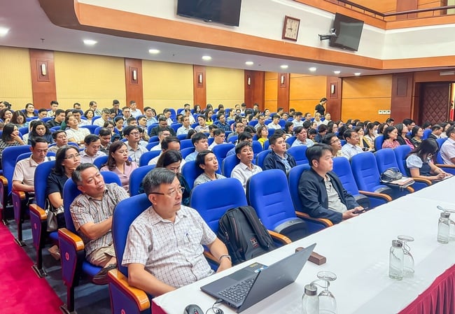 Partikomiteen i departementet for kultur, sport og turisme har fått opplæring i å distribuere applikasjonen «Elektronisk håndbok for partimedlemmer» – bilde 3. Đảng ủy Bộ VHTTDL tập huấn triển khai ứng dụng “Sổ tay đảng viên điện tử” - Ảnh 3.