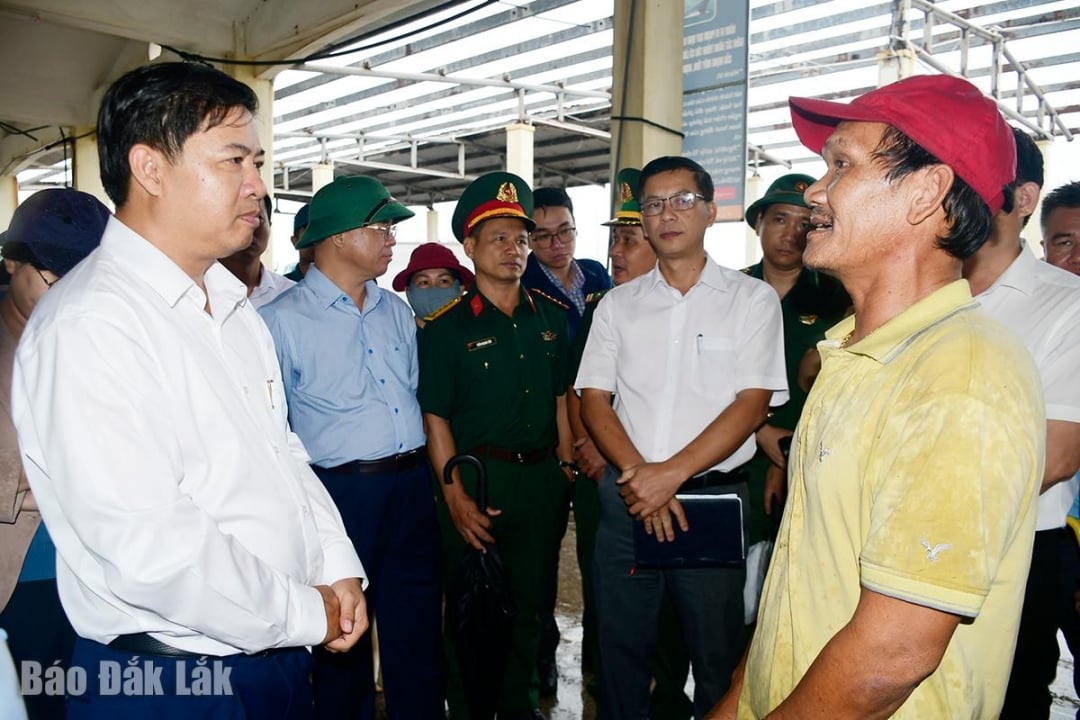 Provinční tajemník strany Luong Nguyen Minh Triet (vpravo) se dozvídá o myšlenkách a aspiracích rybářů ohledně zavádění předpisů proti nezákonnému, nehlášenému a neregulovanému rybolovu.