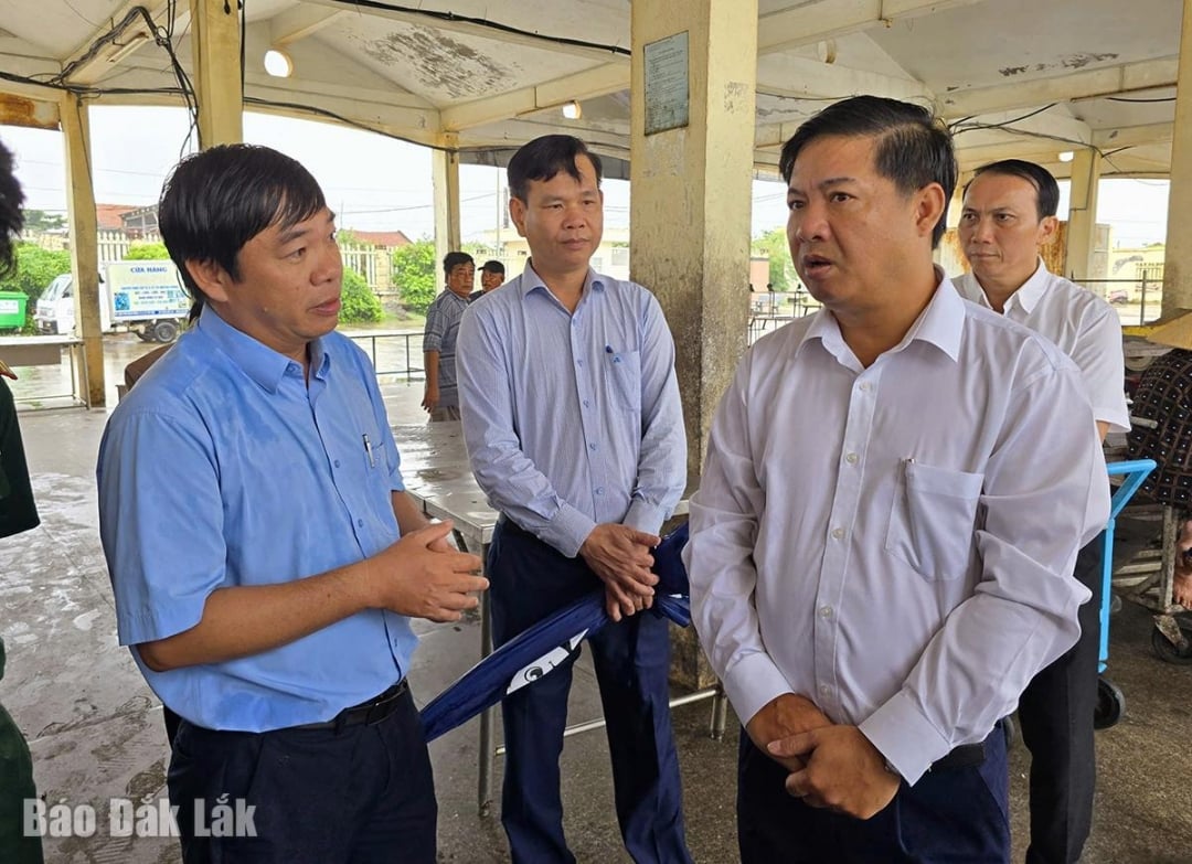 Provinční tajemník strany Luong Nguyen Minh Triet se dozvídá o správě rybářských plavidel v rybářském přístavu Dong Tac.