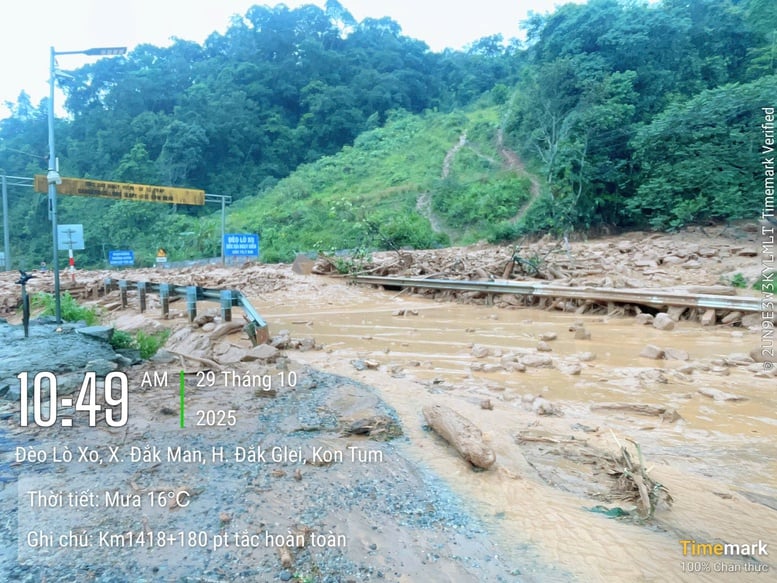 산사태로 인해 꽝응아이를 통과하는 호치민 도로가 완전히 막혔습니다. - 사진 3. Đường Hồ Chí Minh qua Quảng Ngãi ách tắc hoàn toàn do sạt lở - Ảnh 3.