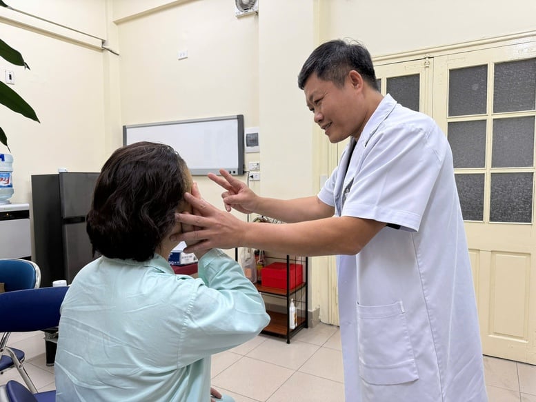 Pertama kali tumor hipofisis diangkat dengan dua operasi besar di saat yang bersamaan - Foto 1. Lần đầu tiên cắt bỏ u tuyến yên bằng 2 cuộc đại phẫu cùng lúc- Ảnh 1.