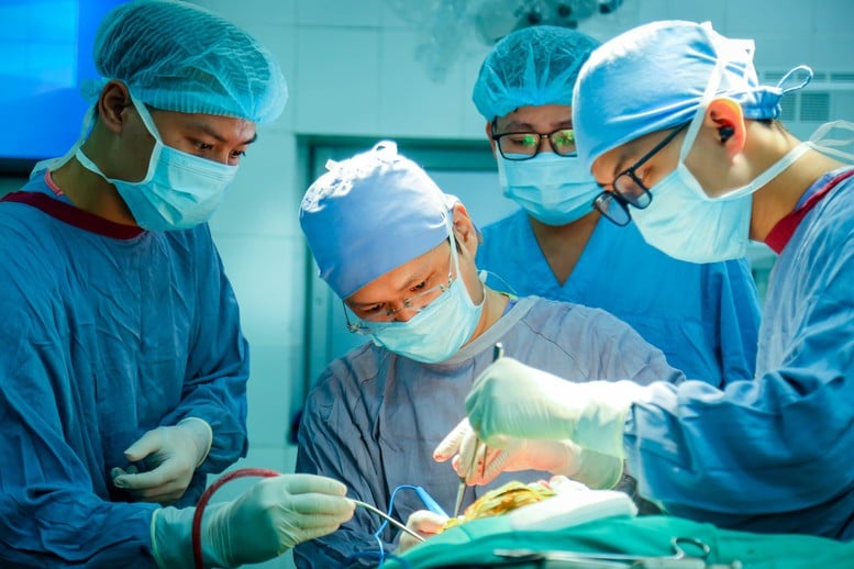 Pertama kali tumor pituitari diangkat melalui dua operasi besar sekaligus - Foto 2. Lần đầu tiên cắt bỏ u tuyến yên bằng 2 cuộc đại phẫu cùng lúc- Ảnh 2.