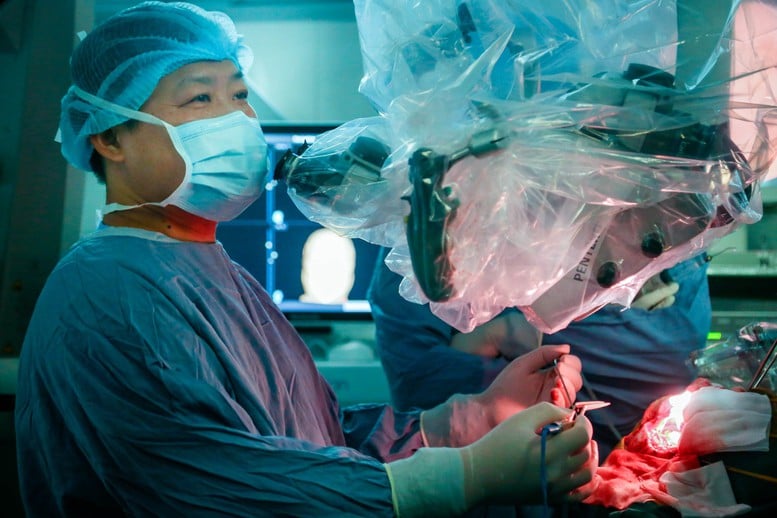 Pertama kali tumor pituitari diangkat melalui dua operasi besar sekaligus - Foto 4. Lần đầu tiên cắt bỏ u tuyến yên bằng 2 cuộc đại phẫu cùng lúc- Ảnh 4.