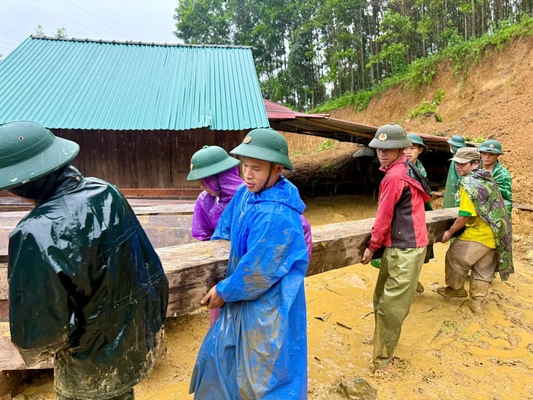 Bộ đội Biên phòng Đà Nẵng sát cánh cùng nhân dân vượt qua mưa lũ- Ảnh 1.