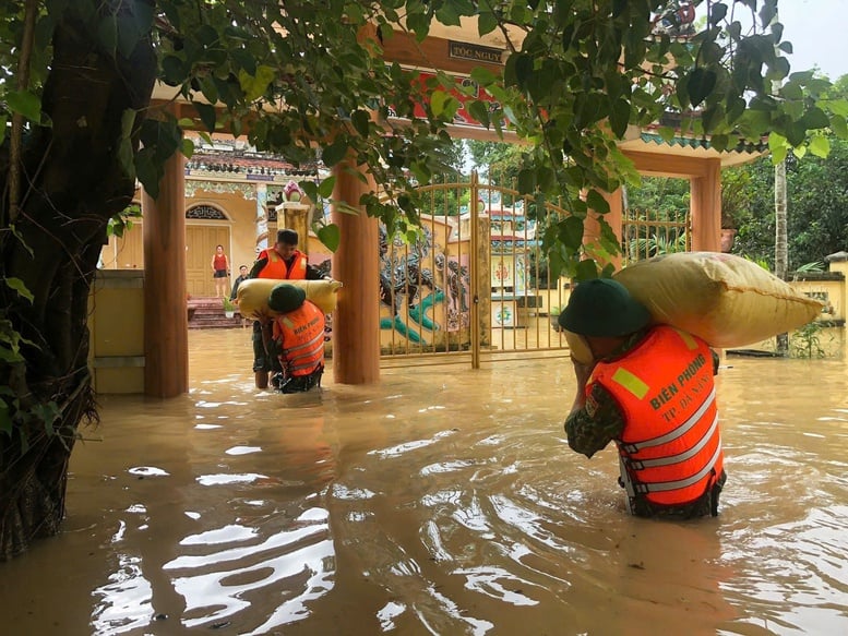 Bộ đội Biên phòng Đà Nẵng sát cánh cùng nhân dân vượt qua mưa lũ- Ảnh 4.