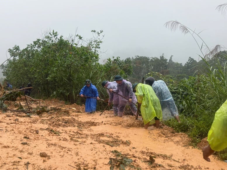 Bộ đội Biên phòng Đà Nẵng sát cánh cùng nhân dân vượt qua mưa lũ- Ảnh 5.