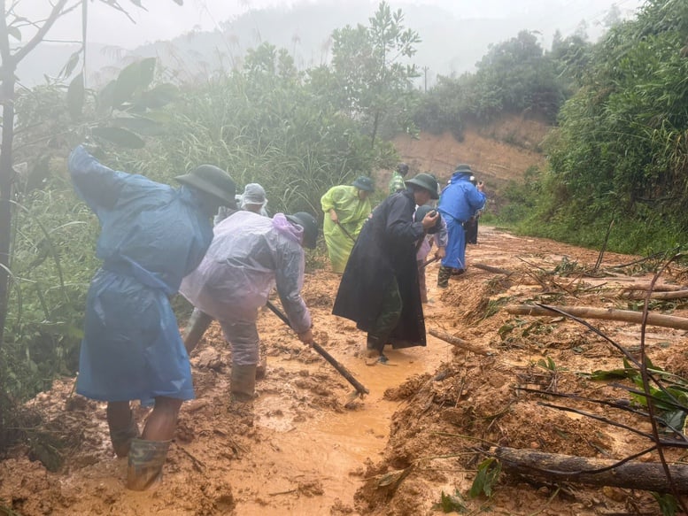 Bộ đội Biên phòng Đà Nẵng sát cánh cùng nhân dân vượt qua mưa lũ- Ảnh 6.