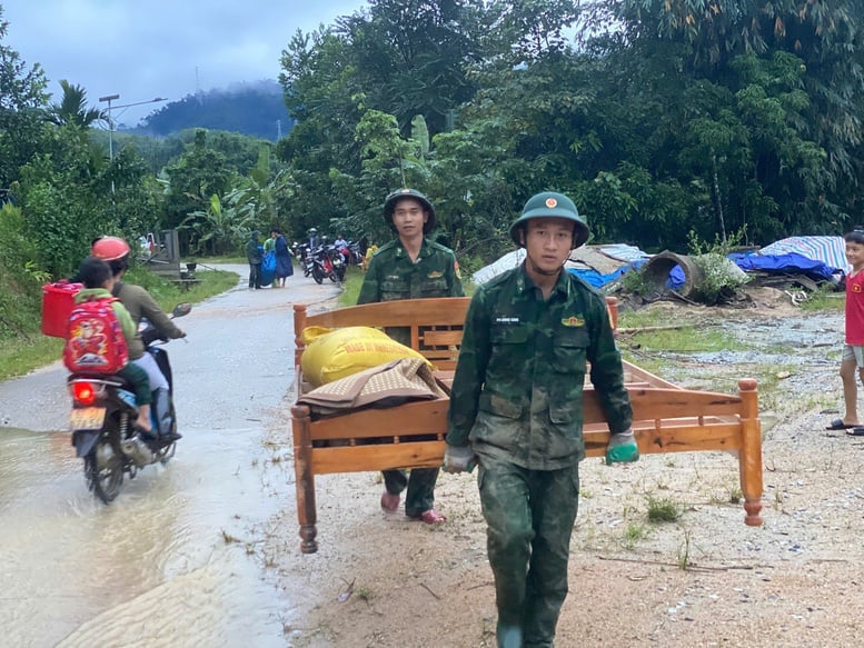 Bộ đội Biên phòng Đà Nẵng sát cánh cùng nhân dân vượt qua mưa lũ- Ảnh 7.