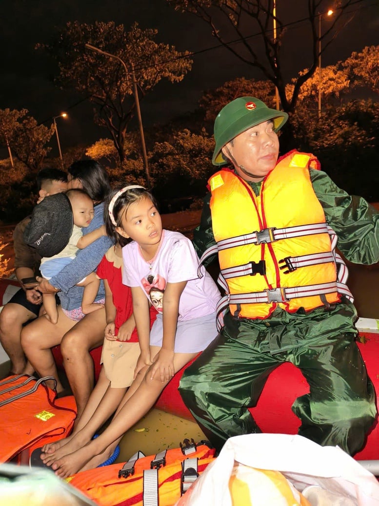 Bộ đội Biên phòng Đà Nẵng sát cánh cùng nhân dân vượt qua mưa lũ- Ảnh 9.