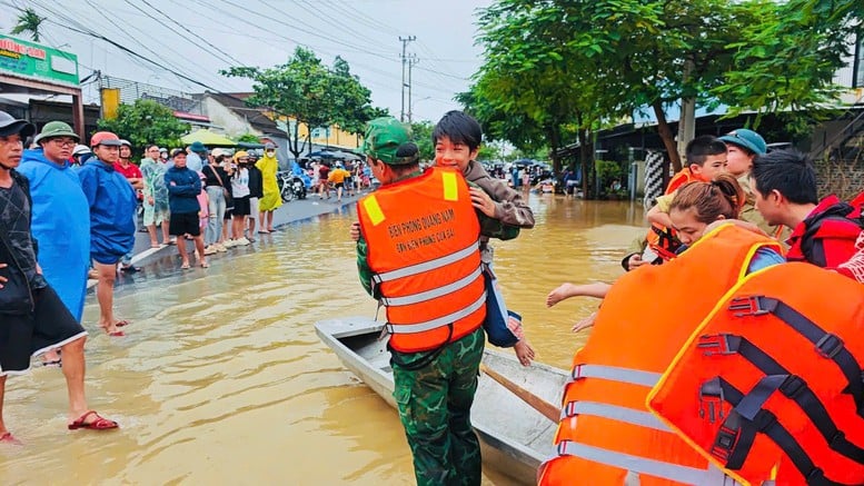 Bộ đội Biên phòng Đà Nẵng sát cánh cùng nhân dân vượt qua mưa lũ- Ảnh 10.