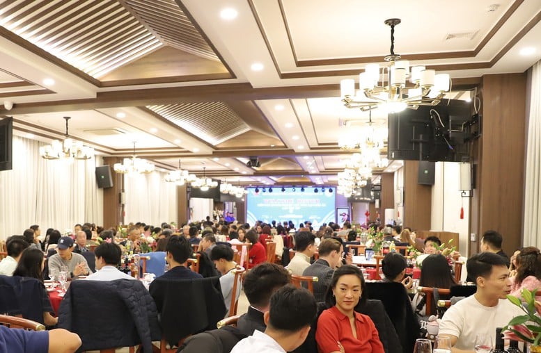 ເວທີປາໄສວິສາຫະກິດຫວຽດນາມ ຢູ່ ເອີລົບ - ເປັນເຄື່ອງໝາຍເຊື່ອມໂຍງ ແລະ ຄວາມຮັບຜິດຊອບຂອງຊຸມຊົນ - ຮູບທີ 1. Diễn đàn Doanh nghiệp Việt Nam tại châu Âu – Dấu ấn kết nối và trách nhiệm cộng đồng- Ảnh 1.