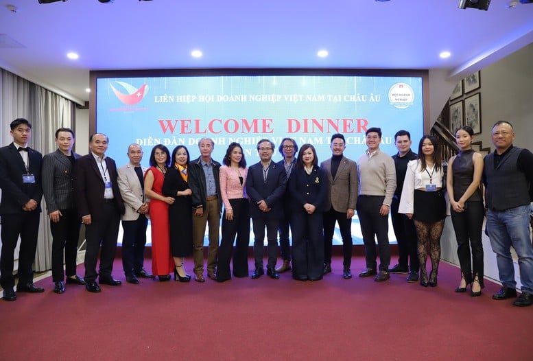 ເວທີປາໄສວິສາຫະກິດຫວຽດນາມ ຢູ່ ເອີລົບ - ເປັນເຄື່ອງໝາຍເຊື່ອມໂຍງ ແລະ ຄວາມຮັບຜິດຊອບຂອງຊຸມຊົນ - ຮູບທີ 2. Diễn đàn Doanh nghiệp Việt Nam tại châu Âu – Dấu ấn kết nối và trách nhiệm cộng đồng- Ảnh 2.