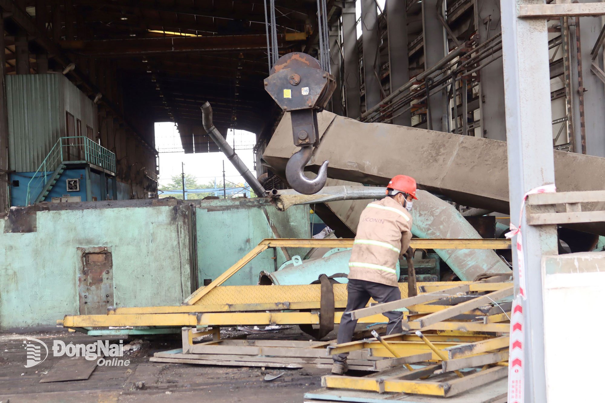 O firmă demontează utilaje și o fabrică pentru a preda amplasamentul. Foto: Ban Mai