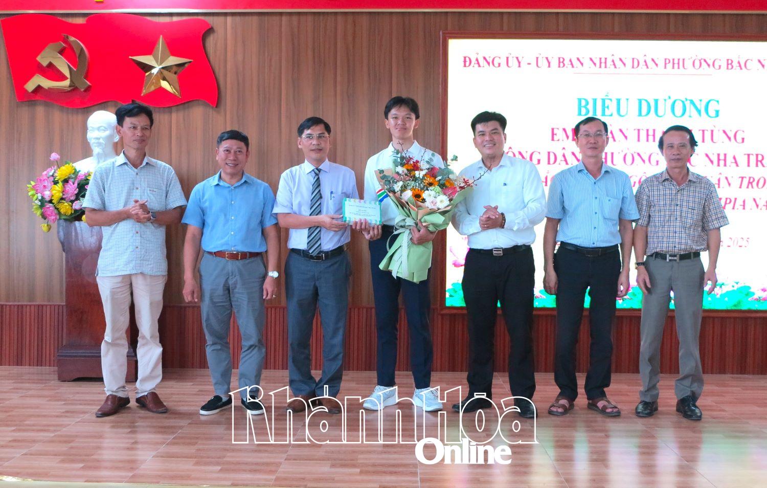 ראשי המחוז העניקו לטונג פרחי ברכה ובונוס של 2 מיליון וונד.