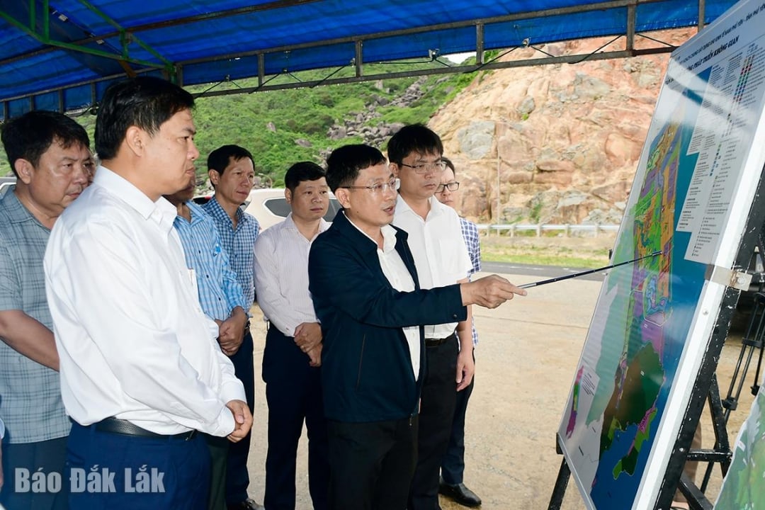 Ủy viên Ban Thường vụ Tỉnh ủy, Trưởng ban Quản lý Khu kinh tế Phú Yên Huỳnh Lữ Tân trao đổi về các dự án trọng điểm đang được triển khai ở Khu kinh tế Nam Phú Yên.