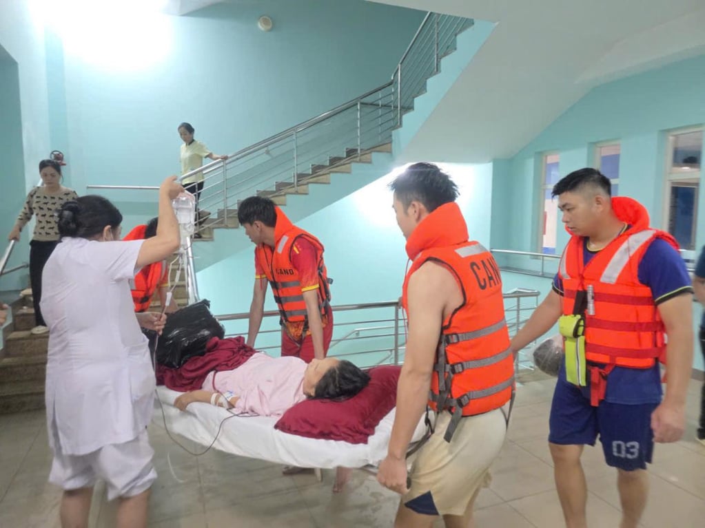 Lực lượng chức năng và nhân viên y tế di dời bệnh nhân đang điều trị tại Bệnh viện Trung ương Huế ra khỏi khu vực ngập lụt lên tầng cao hơn. Ảnh: Hoàng Dũng