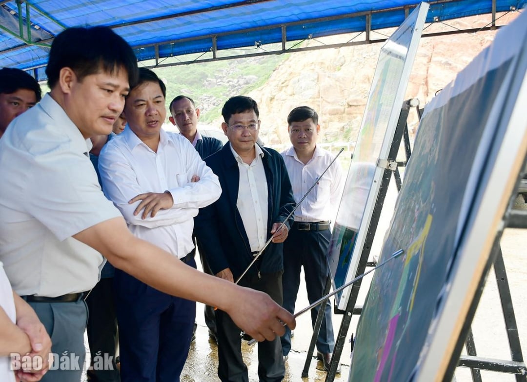 Đại diện Tập đoàn Hòa Phát trao đổi về tiến độ triển khai các dự án do đơn vị đề xuất.