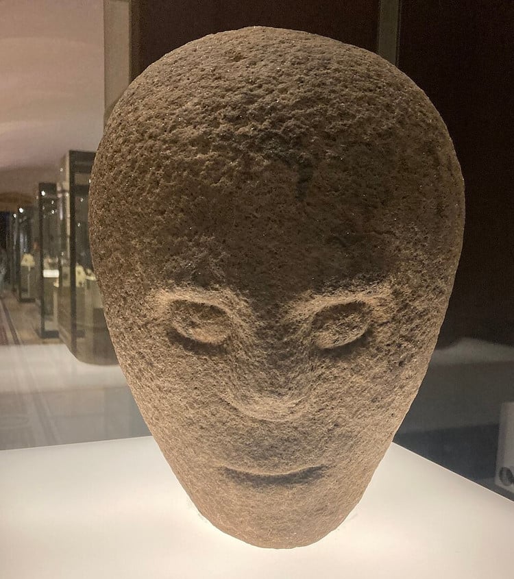 ອີງຕາມພິພິທະພັນແຫ່ງຊາດຂອງໄອແລນ, ເຊິ່ງມີຮູບປັ້ນ, ຫົວ Corleck ມີຄວາມສູງ 33 ຊຕມແລະເປັນ  daaa-2.jpg