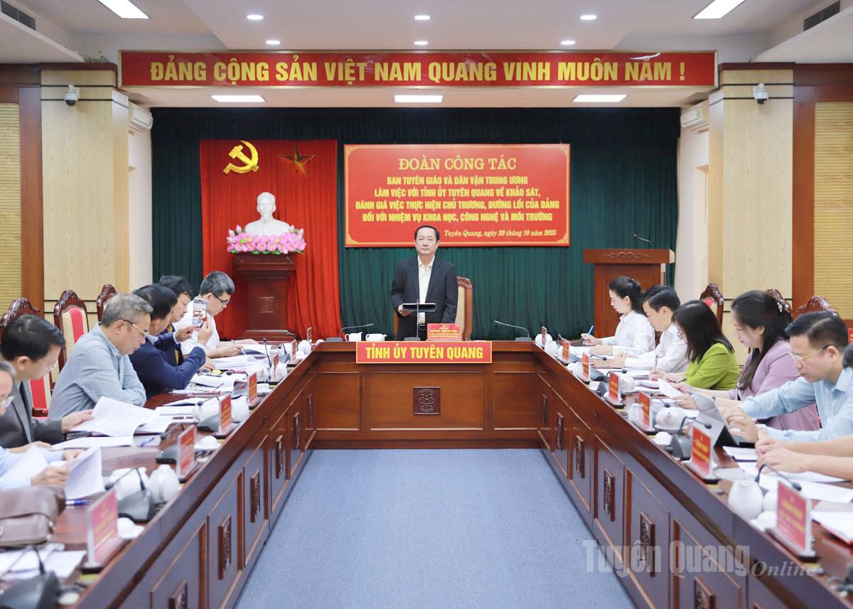 សមមិត្ត Huynh Thanh Dat អនុប្រធានគណៈកម្មាធិការឃោសនា និងចលនាមហាជនមជ្ឈឹម បានអញ្ជើញជាអធិបតីក្នុងសម័យប្រជុំការងារជាមួយគណៈកម្មាធិការបក្សខេត្ត។