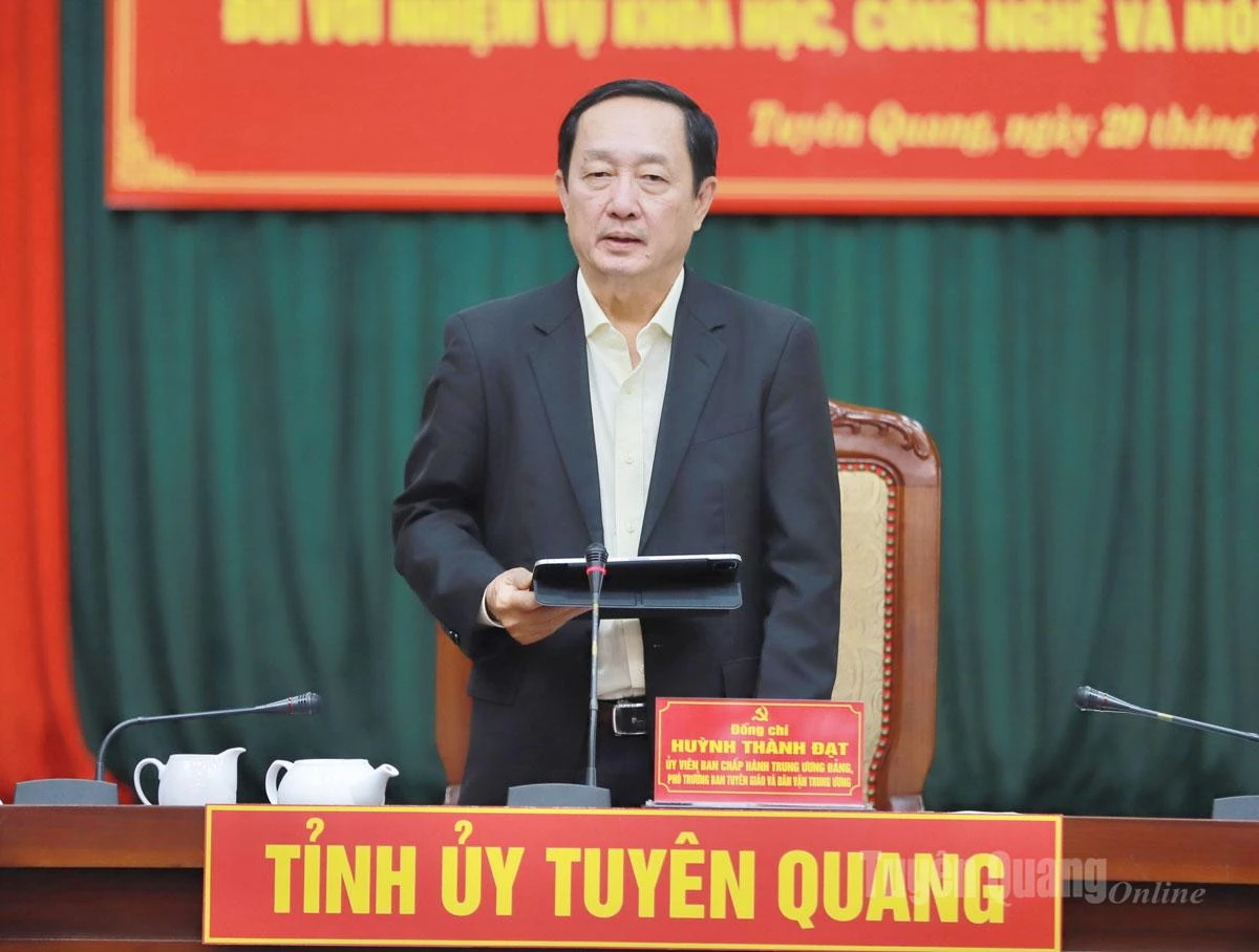 សមមិត្ត Huynh Thanh Dat អនុប្រធានគណៈកម្មការឃោសនា និងចលនាមហាជនមជ្ឈិម ថ្លែងសុន្ទរកថាបញ្ចប់នៅសម័យប្រជុំ។