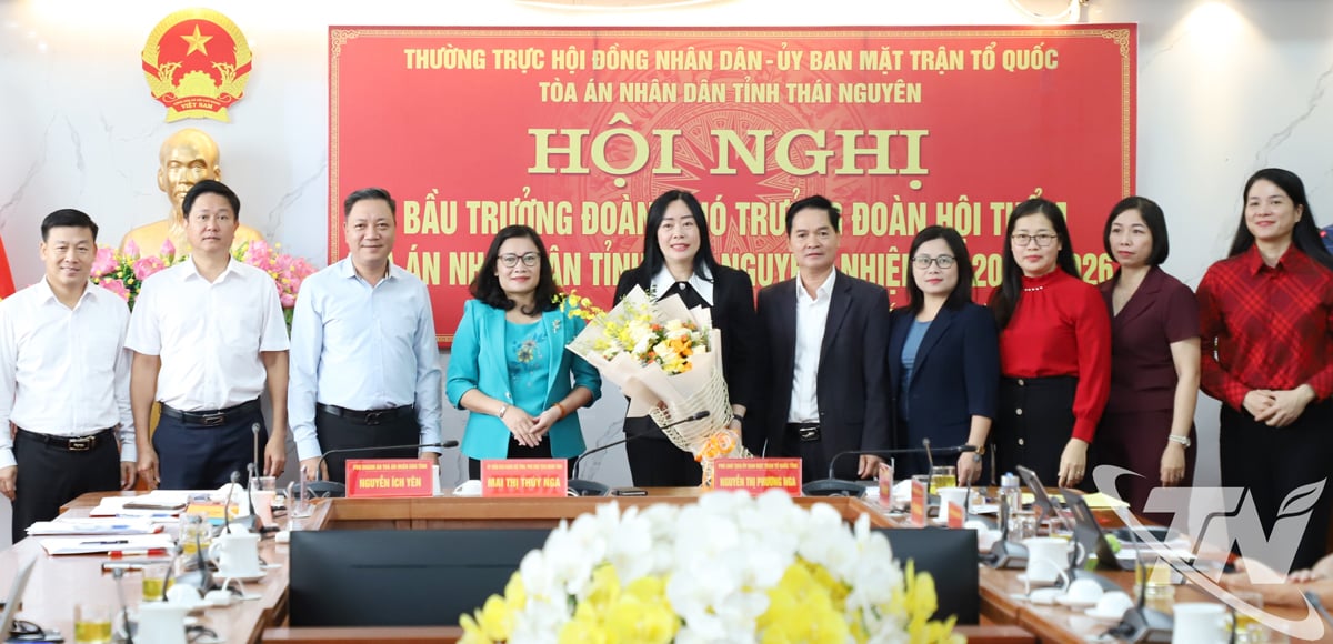 Lãnh đạo HĐND tỉnh tặng hoa chúc mừng Trưởng, Phó Trưởng đoàn Hội thẩm TAND tỉnh nhiệm kỳ 2021 – 2026.
