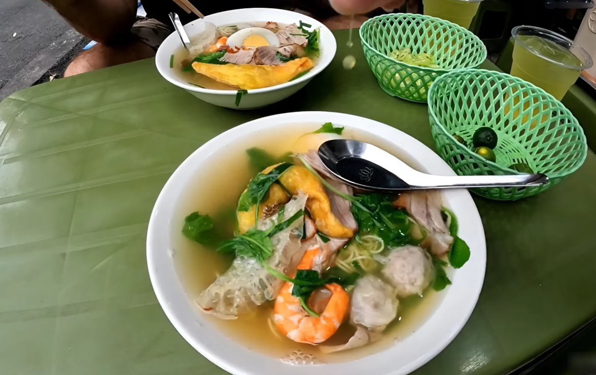 Δυτικοί επισκέπτες τρώνε νόστιμα νουντλς στο Ανόι 1.png