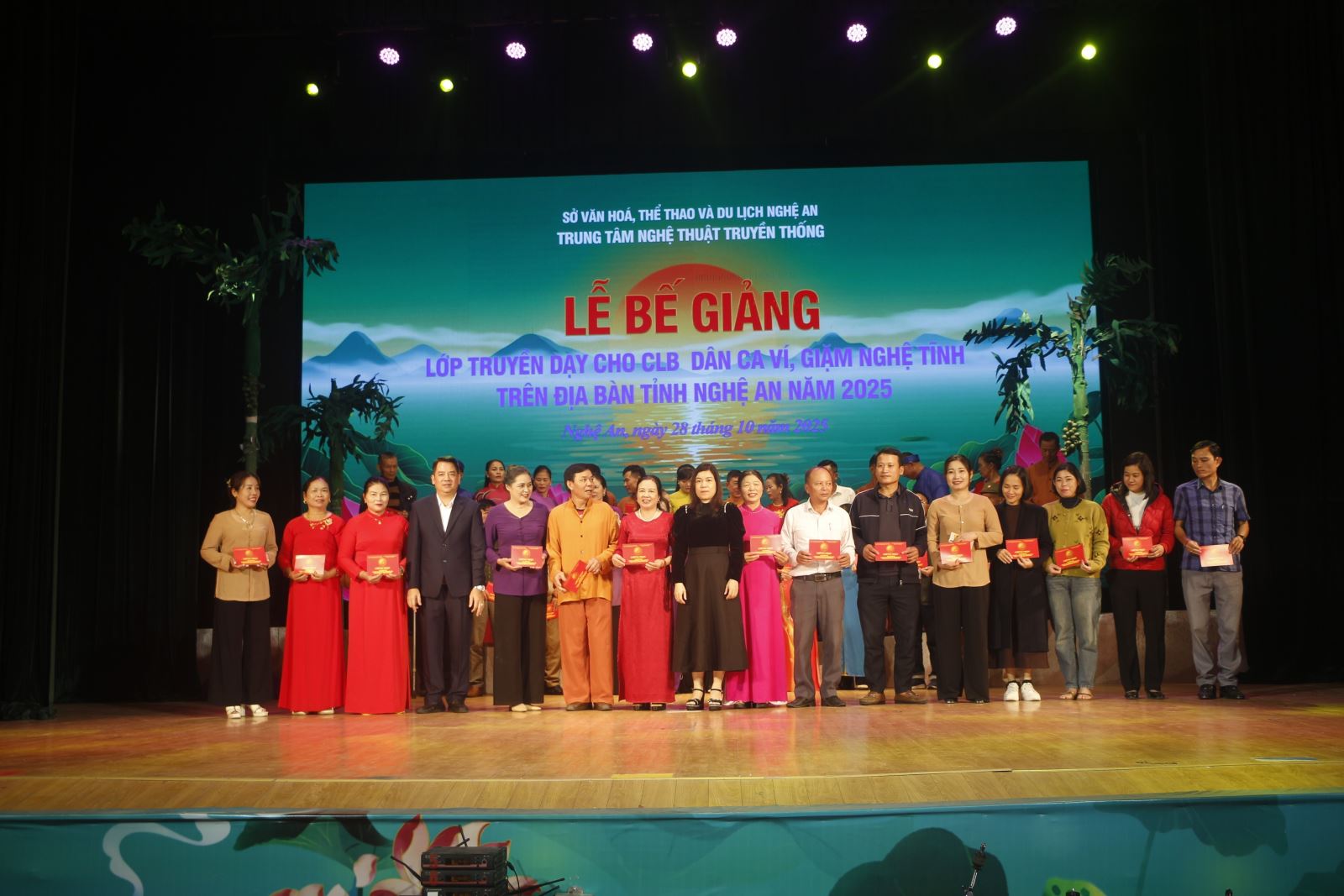 Att utnyttja Vi- och Giam-folksångernas arv: Ett unikt turistattraktion i Nghe An Chú thích ảnh