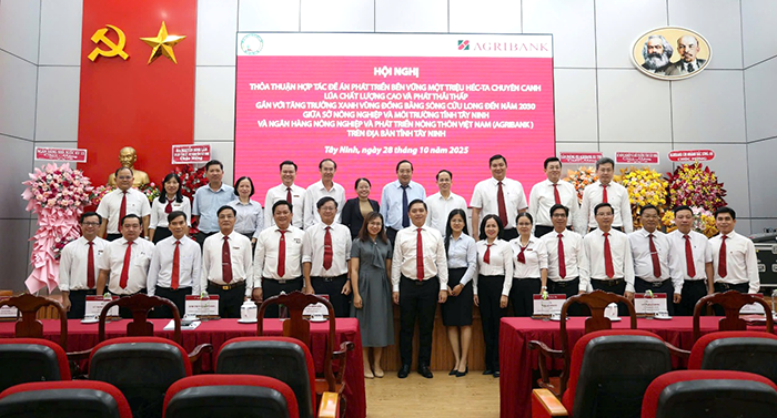 Undertecknande av samarbetsavtal mellan jordbruks- och miljödepartementet i Tay Ninh-provinsen och Agribank-filialer i området