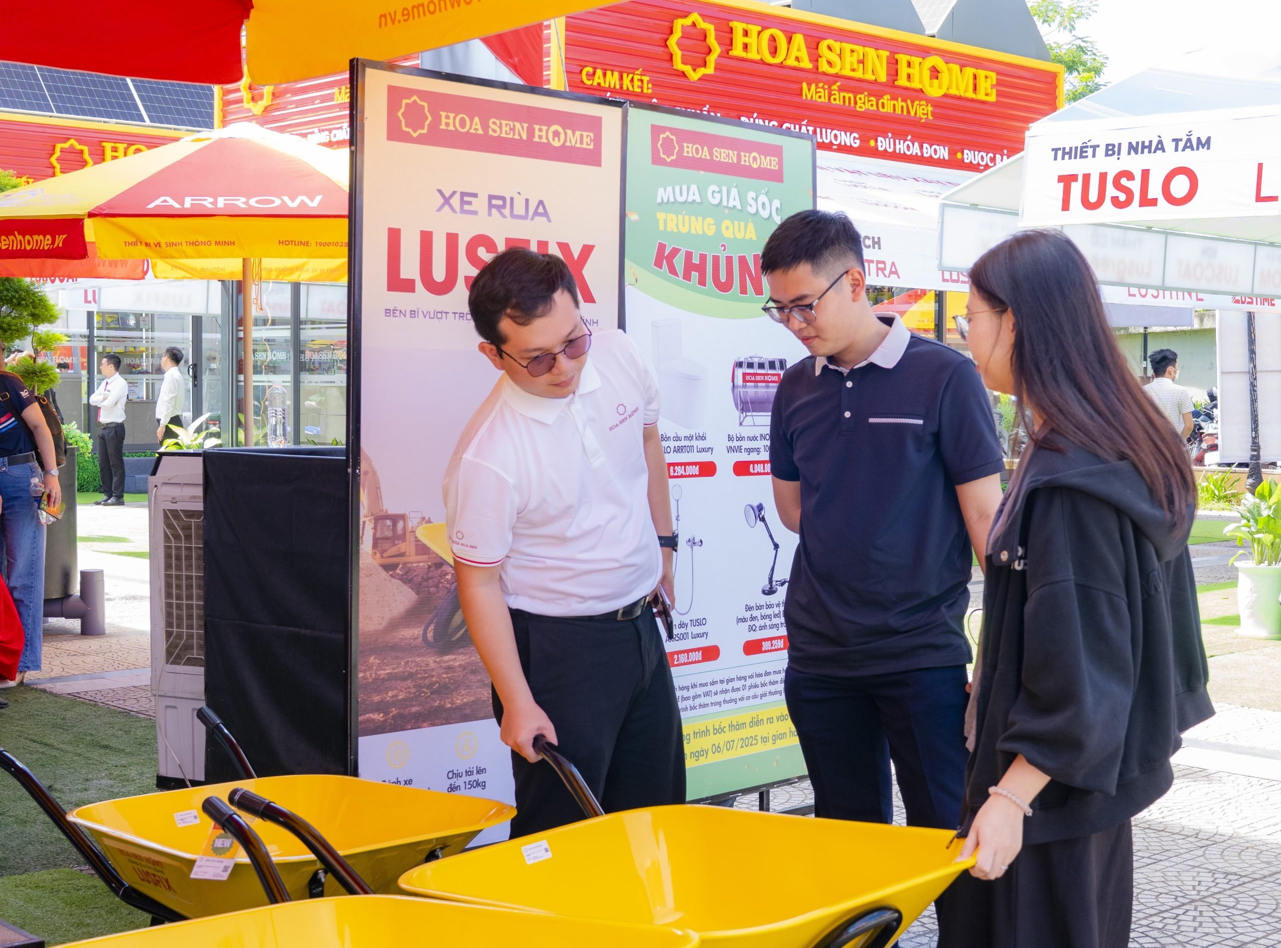 មកដល់ស្តង់ Hoa Sen Home អតិថិជនមិនត្រឹមតែអាចឃើញ និងពិសោធផលិតផលដោយភ្នែកផ្ទាល់ប៉ុណ្ណោះទេ ប៉ុន្តែថែមទាំងទិញទំនិញជាមួយនឹងការផ្តល់ជូនពិសេសៗជាច្រើនផងដែរ។