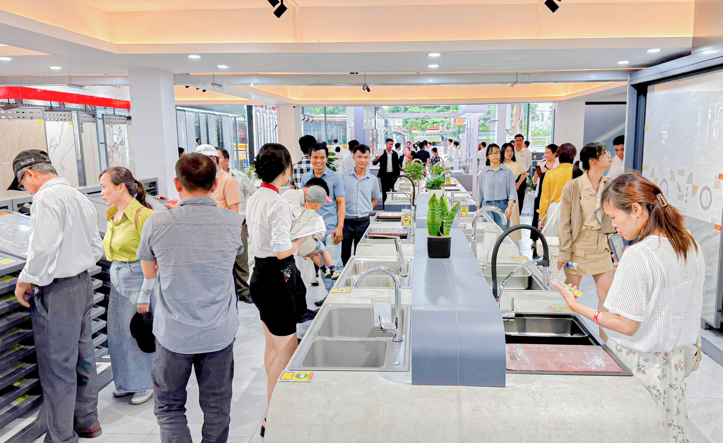 រាល់ការឈប់សម្រាកនៃកម្មវិធី Hoa Sen Home ទទួលបានការចាប់អារម្មណ៍ និងគាំទ្រយ៉ាងក្លៀវក្លាពីអតិថិជនមួយចំនួនធំ។