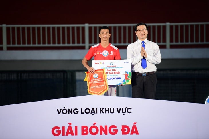 Trao thưởng Cầu thủ xuất sắc nhất trận ở Giải bóng đá công nhân, viên chức 2025 - Ảnh 1.