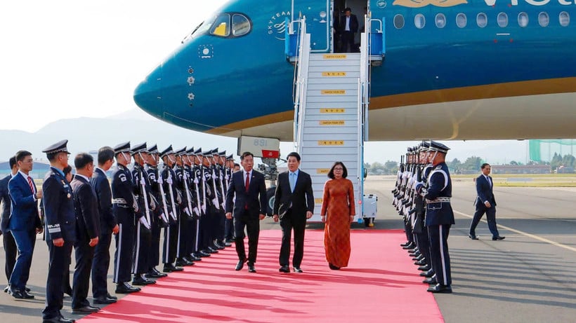 APEC 2025 سمٹ ویک میں شرکت کے پروگرام کا آغاز کرتے ہوئے صدر Luong Cuong کوریا پہنچ گئے۔ (تصویر: XUAN KY)