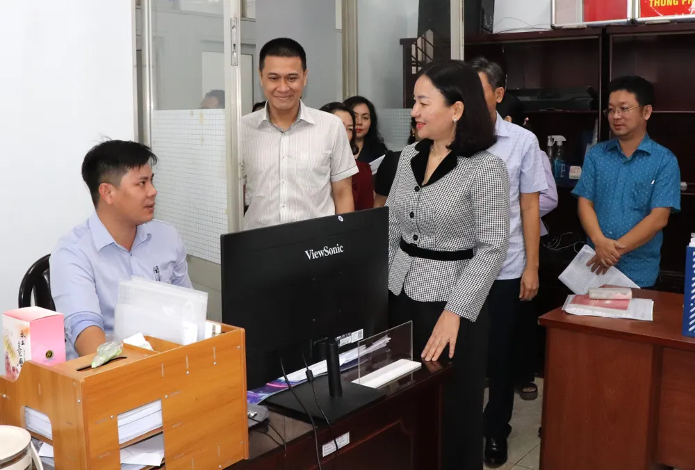 Soudruh Truong Thi Bich Hanh a pracovní skupina č. 15 provedli terénní průzkum v okrese Vinh Hoi.