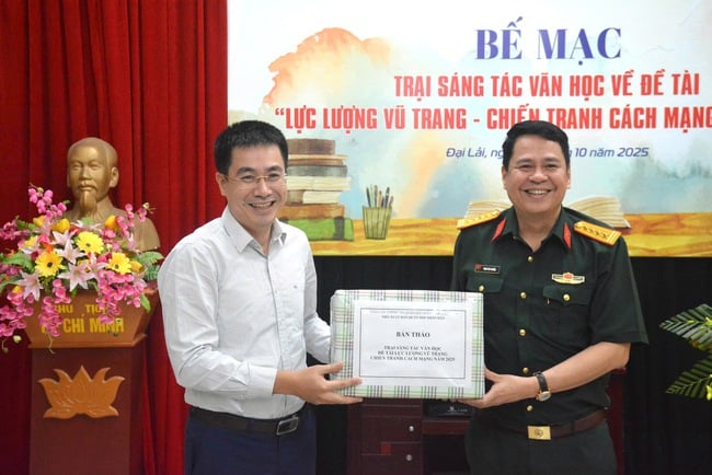 ຄ້າຍສ້າງວັນນະຄະດີ 2025: ມີເກືອບ 8,000 ໜ້າທີ່ຂຽນກ່ຽວກັບທະຫານ ແລະ ສົງຄາມປະຕິວັດ - ຮູບທີ 3. Trại sáng tác văn học năm 2025: Gần 8.000 trang viết về người lính và chiến tranh cách mạng - Ảnh 3.