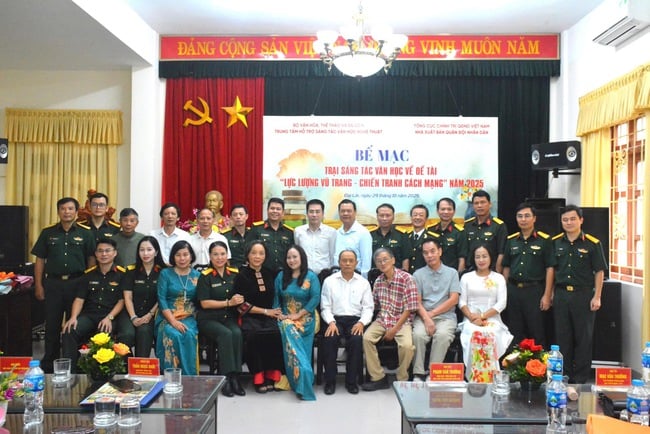 ຄ້າຍສ້າງວັນນະຄະດີ 2025: ມີເກືອບ 8,000 ໜ້າຂຽນກ່ຽວກັບທະຫານ ແລະ ສົງຄາມປະຕິວັດ - ຮູບທີ 4. Trại sáng tác văn học năm 2025: Gần 8.000 trang viết về người lính và chiến tranh cách mạng - Ảnh 4.