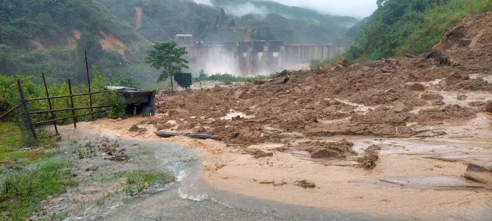 Een aardverschuiving bij het in aanbouw zijnde waterkrachtproject in de gemeente Tay Tra. Foto: C.LAM